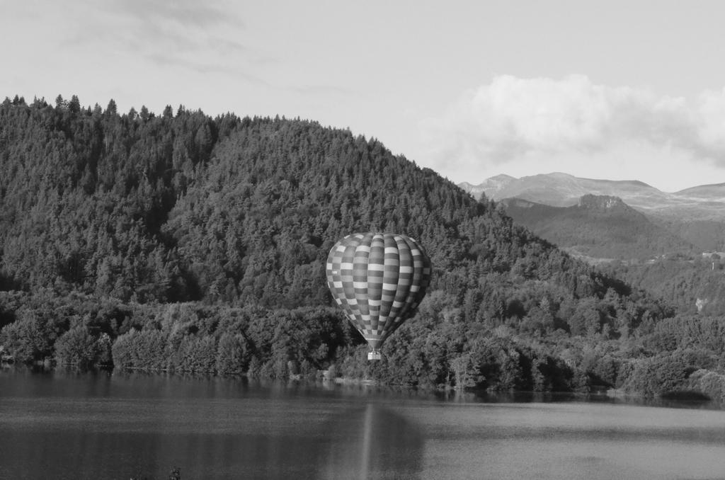 Hotel La Bonne Hotesse Chambon-sur-Lac Exteriér fotografie